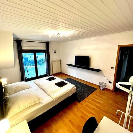 Praktisches Zimmer Im Grossen Haus Mit Garten Düsseldorf Exteriör bild