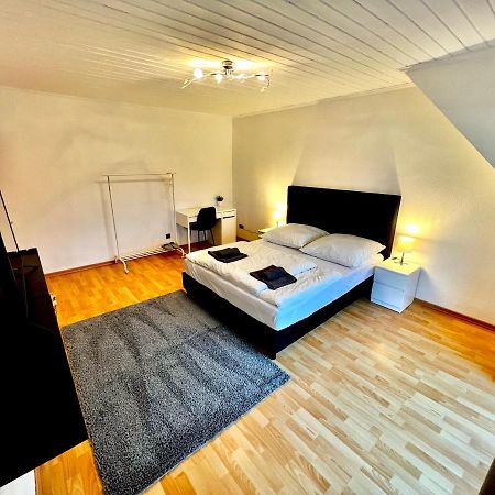Praktisches Zimmer Im Grossen Haus Mit Garten Düsseldorf Exteriör bild