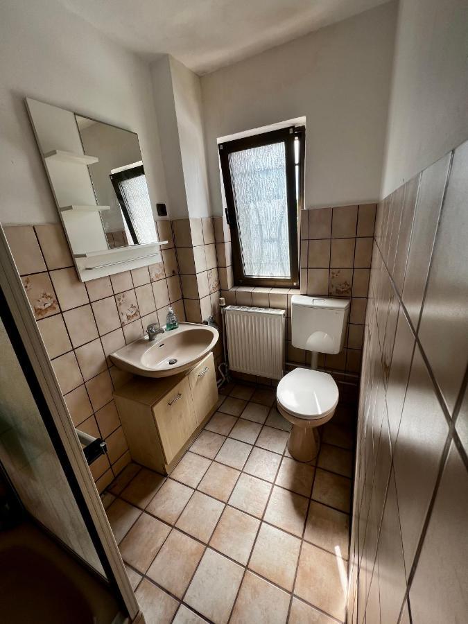 Praktisches Zimmer Im Grossen Haus Mit Garten Düsseldorf Exteriör bild