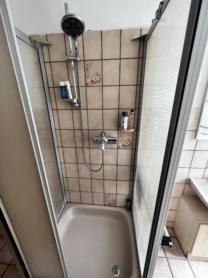 Praktisches Zimmer Im Grossen Haus Mit Garten Düsseldorf Exteriör bild