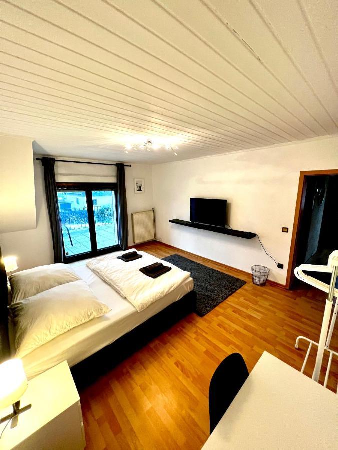 Praktisches Zimmer Im Grossen Haus Mit Garten Düsseldorf Exteriör bild