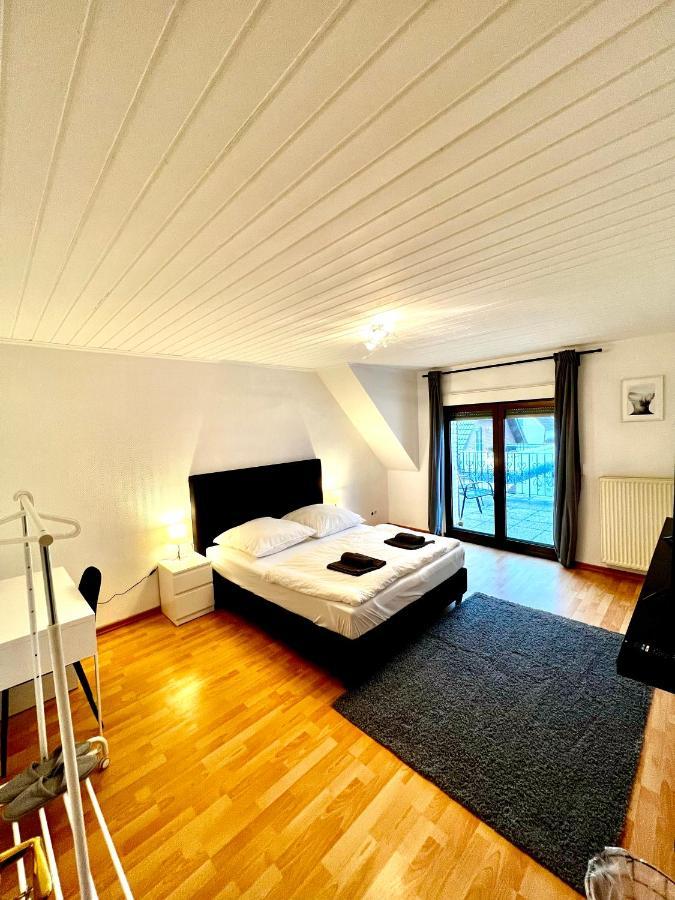 Praktisches Zimmer Im Grossen Haus Mit Garten Düsseldorf Exteriör bild
