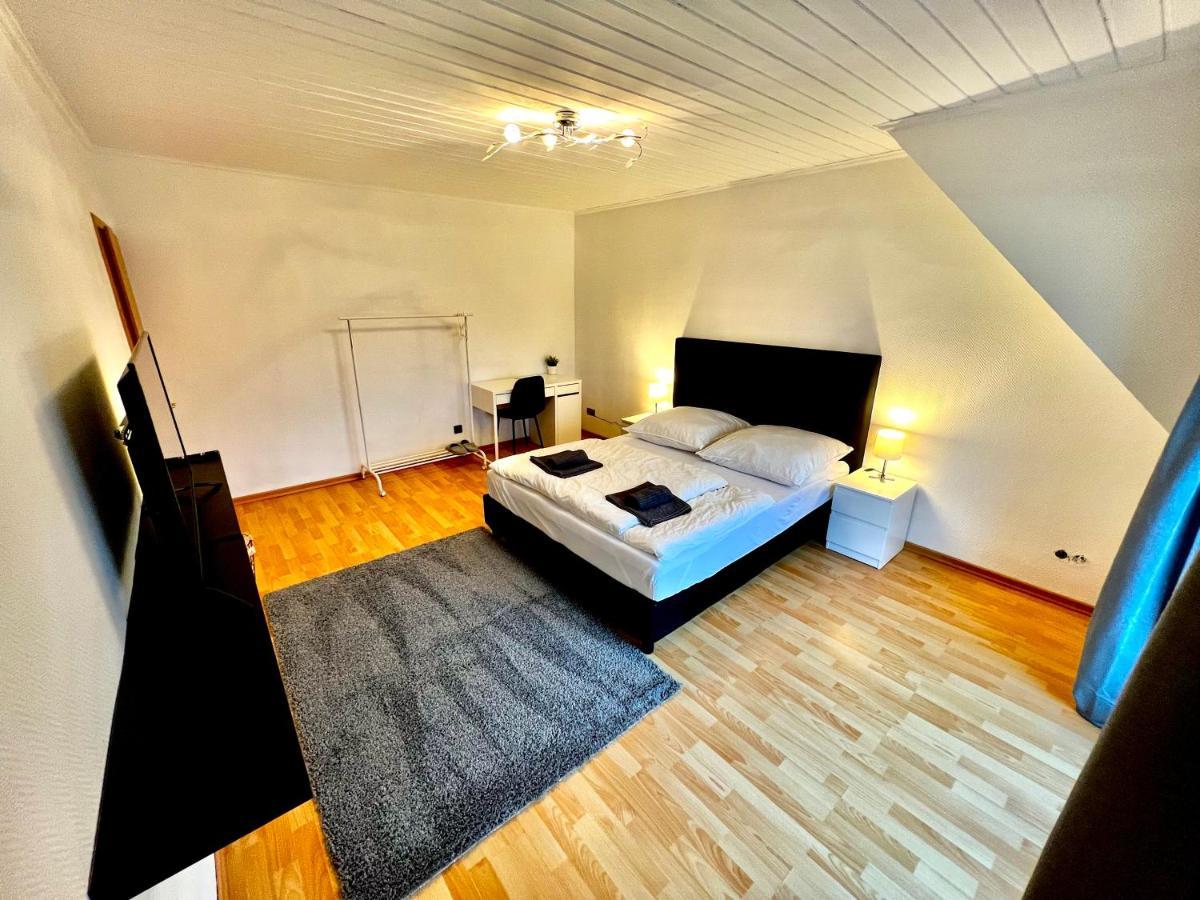 Praktisches Zimmer Im Grossen Haus Mit Garten Düsseldorf Exteriör bild